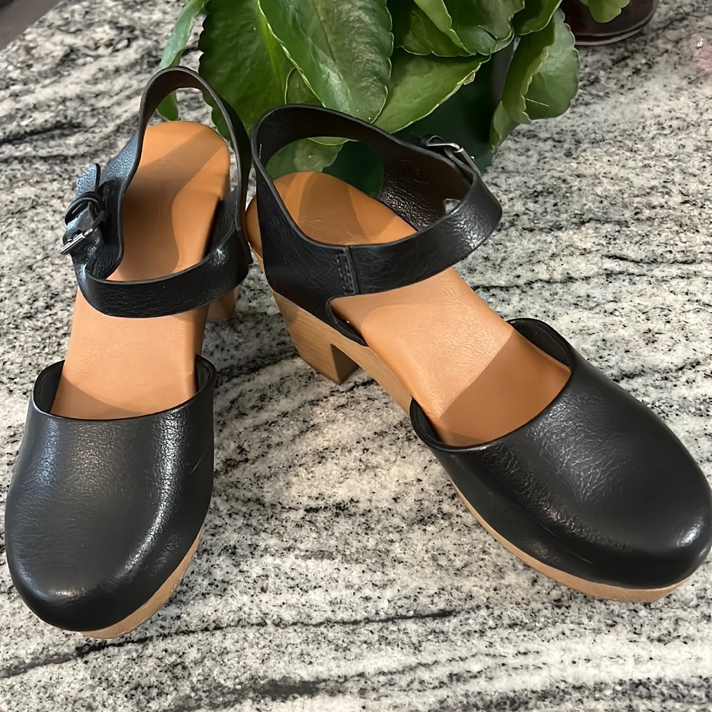 Woman’s Clogs Universal thread  worn 1x for an hr! Sz 8.5